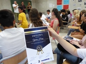 Cada alumno ha recibido un diploma y un vale en ropa deportiva