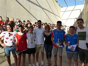 Campeones y subcampeones en 1º ESO junto a profesores de Educ. Física y Mª Jesús Jumilla, concejala de Juventud