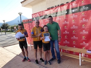 Carmelo Andreu, pte. CC La Nucía y Sergio Villalba, concejal de Deportes participaron en la entrega de diplomas junto a los monitores de la Escuela