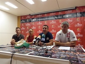 Eva Naranjo, boxeadora nuciera, Eduardo Martín Bontekoe, promotora Maravillabox, Jesús Labrador “Xule” entrenador de Eva Naranjo y Bernabé Cano, alcalde de La Nucía.