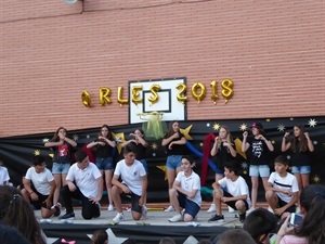 Baile de sexto A en el patio del Colegio Sant Rafel de La Nucía