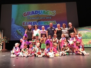 Clase de "Elefants" con su orla en el acto de Graduación del Bressol 2018