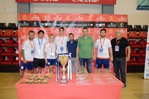 Antonio López, organizador del evento, y Sergio Villalba, concejal de Deportes, junto a los colaboradores del evento