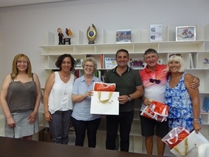 Bernabé Cano, alcalde de La Nucía, entregano los regalos a los profesores de la Escuela de Adultos