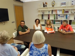 El primer edil ha recibido a los profesores de la Escuela de Adultos de La Nucía