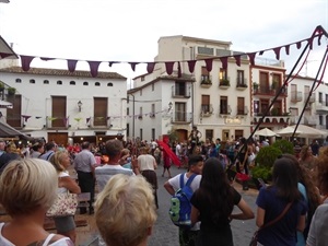 un campamento medieval con combates de caballeros, danzas, personajes, música y demostraciones de oficios