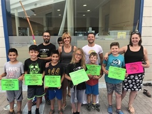 María Jesús Jumilla, concejala de Juventud, junto a los alumnos del curso de Capoeira, los Mestres Román Florit y Domingo Pereira, y la alumna de grado más avanzado, Elena García durante la entrega de Diplomas