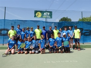 Pie de foto: La Ciutat Esportiva Camilo Cano inicia el Campus #CampusTenisFerrer con la presencia de Bernabé Cano, alcalde de La Nucía y Javi Ferrer, Director de la Academia de Tenis Ferrer