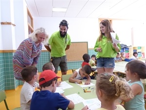 David Arias, director Escola d'Estiu y Beatriz Pérez-Hickman, concejala de Bienestar Social, visitando una de las aulas de l'Escola d'Estiu