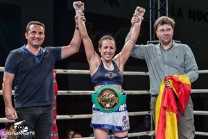 Eva Naranjo recibió el Cinturón Internacional del Consejo Mundial de Boxeo (WBC) de manos de Bernabé Cano, alcalde de La Nucía y secretario del Consejo Mundial de Boxeo, Miguel Ángel de Pablos. Foto de Gloria Marfil