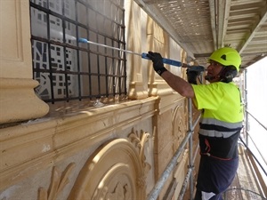 La primera fase consiste en la limpieza con agua a presión de todo el revestimiento de la Iglesia de la Purísima Concepción