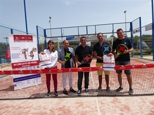 Vanesa Martínez, responsable del Circuito, Óscar Jiménez, resp. Área social de la Fund. At. Madrid, Álex González, Padelpoint La Nucía y Bernabé Cano, alcalde de La Nucía, durante la presentación