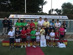 Raúl Gómez (segundo por la dcha) en la primera fila, junto al resto de campeones y campeonas de las diferentes categorías