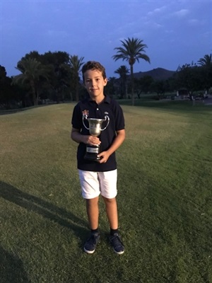 Raúl Gómez con su copa de campeón de España de golf benjamín