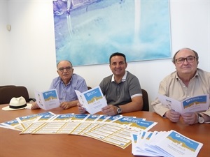 Miguel Guardiola, cronista de La Nucía, Pedro Lloret, concejal de Cultura y Bernabé Cano, alcalde de La Nucía, en la presentación del programa de actos