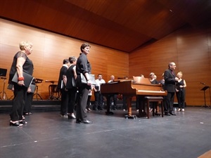 El director Ramón Lorente y la coral saludando al público