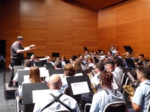 José Rafael Albert dirigiendo a la banda de Castell de Castells