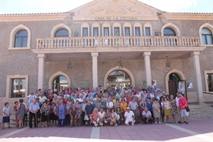 Las dos asociaciones juntas delante de la Casa de Cultura de Villalgordo del Júcar