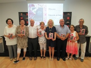 Los 6 alumnos escritores junto a su profesor Manuel Sánchez y Beatriz Pérez-Hickman, concejala de 3ª Edad