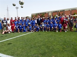 Vicente del Bosque y Bernabé Cano, alcalde de La Nucía, junto a los alumnos del Campus de Fútbol