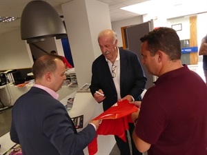 Firmando una camiseta del C.F. La Nucía