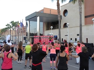 50 personas bailaron contra la Violencia de género