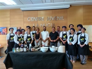 Los 11 jóvenes junto a Salva, concursante de Masterchef 4, Bernabé Cano, alcalde de La Nucía, María Jesús Jumilla, concejala de Juventud y Francisco Juan Martín, director del CDT