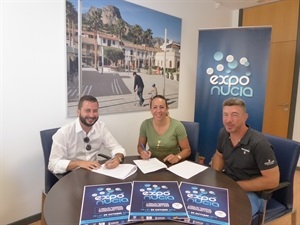 Eva Naranjo, concajala de Comercio, junto a Juan Andrés Montiel, presidente de AECNU, y Baldomero Giménez, director de Cadena Ser durante la firma del convenio