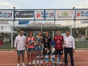 Las parejas campeonas del Autonómico de Pádel junto a Alejandro González, presidente de Padelpont La Nucía y Alfonso Monferrer, presidente de la Federanción Valenciana de Pádel