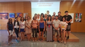 María Jesús Jumilla, concejala de Juventud, Gemma Márquez, concejala de Igualdad y Vigela Lloret, experta en inteligencia emocional, junto con los alumnos del curso