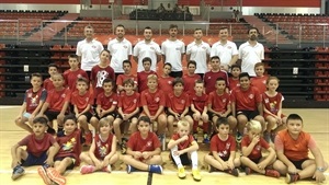 Los jóvenes deportistas junto a sus entrenadores durante la clausura del campus