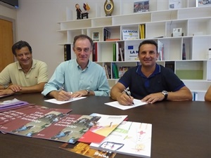 Bernabé Cano, alcalde de La Nucía, junto a Tomás Gómez- Acebo, Vicerrector de Alumnado de la Universidad de Navarra