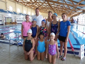 Sergio Villalba, concejal de Deportes, yLaia Filella, organizadora del Campus, junto a las entrenadoras y nadadoras