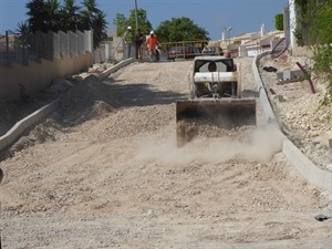 Esta obra incluye las aceras, alumbrado y asfaltado del vial