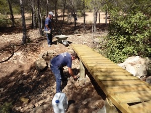 Hay pasarelas de madera de diferente altura