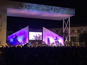 Acto al aire libre que cada año mejora en contenidos y calidad y que reúne cerca de 1.000 personas en l’Auditori- Plaça de les Nits