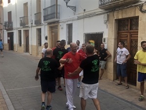 Las dos "bancas", Jaume y Blanco, saludándose al final de la partida