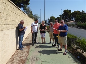 Bernabé Cano, alcalde de La Nucía y Pepe Cano, concejal de Participación Ciudadana en el carril bici junto a la Urb. Hibiscus