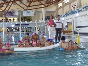 Cristina Miranda, pta. Asociación Integra y Bernabé Cano, alcalde de La Nucía visitando la Escuela de Verano de Integra en la Piscina Climatizada