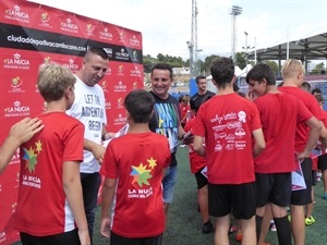 Los "Campers" han recibido un diploma participativo de mano de Bernabé Cano, alcalde de La Nucía, y Sergio Villalba, concejal de Deportes