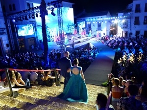 Damas y reinas salieron desde la escalinata para lucir mejor sus trajes