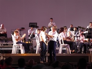 Mari Fran García, clarinete, recibiendo su "insignia de plata" tras 10 años en la UM La Nucía