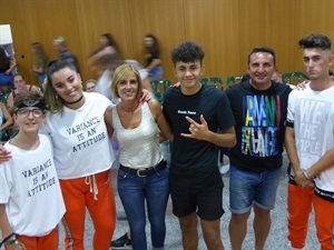 Manel Agredo junto a “Variance Dance Studio”, Bernabé Cano, alcalde de La Nucía y Mª Jesús Jumilla en la presentación de "King"