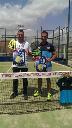 Sergio Villalba, concejal de Deportes, y Alejandro González, presidente de Padel Point La Nucía, Durante la presentación