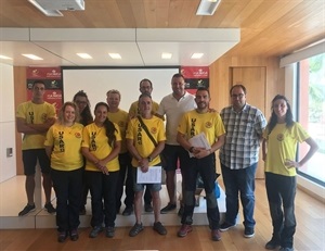 El concejal de Deportes, Sergio Villalba, junto al técnico de emergencias, Arturo Valera, y los voluntarios de USAR 13