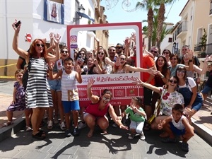 Els Majorals 2018-Penya Els Grillats con el photocall de #LaNuciaEnFestes