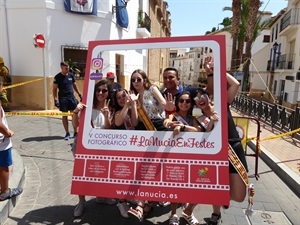 La reina y damas junto al alcalde han estrenado el photocall #LaNuciaEnFestes