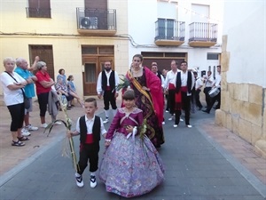 Reina de las fiestas, Jero Arranz, y su corte de honor 2018 cerraban la ofrenda de flores acompañadas de las autoridades y els majorals