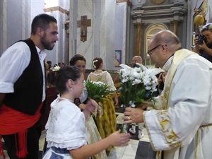 Festeros de todas las edades participan en este acto