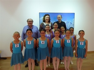 Las alumnas de la Escuela de Danza de La Nucía, junto a su directora, Beatriz Vaello, Francesc Sempere, director de l'Auditori, y Pedro Lloret, concejal de cultura